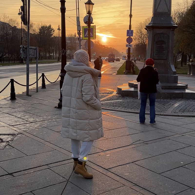 Гуляем и хвалим себя за то, что не остались дома. Мы живем в паре станций от центра, но в нашем районе нет такой красоты