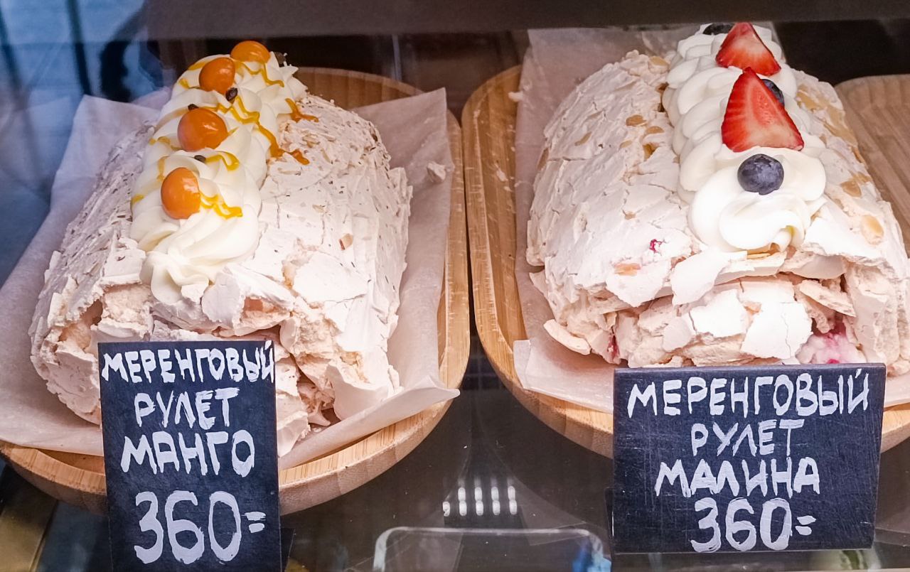 В меренговом рулете много соуса