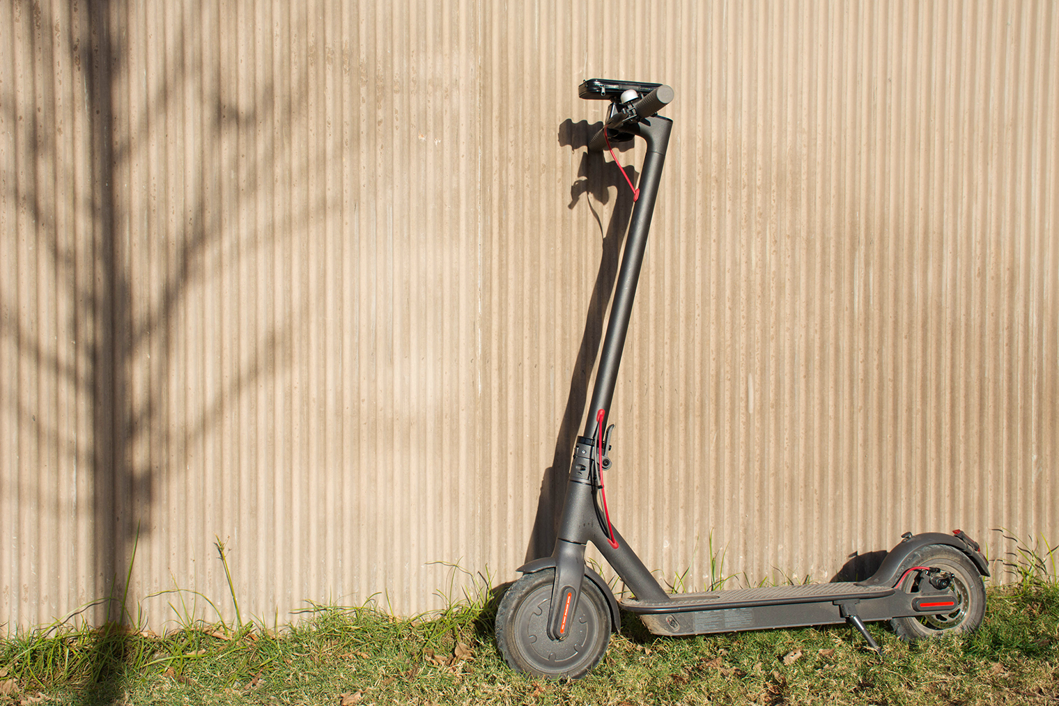 Электросамокат Xiaomi Mi Electric Scooter 1S Black. Фотография: David Marin Foto / Shutterstock / FOTODOM