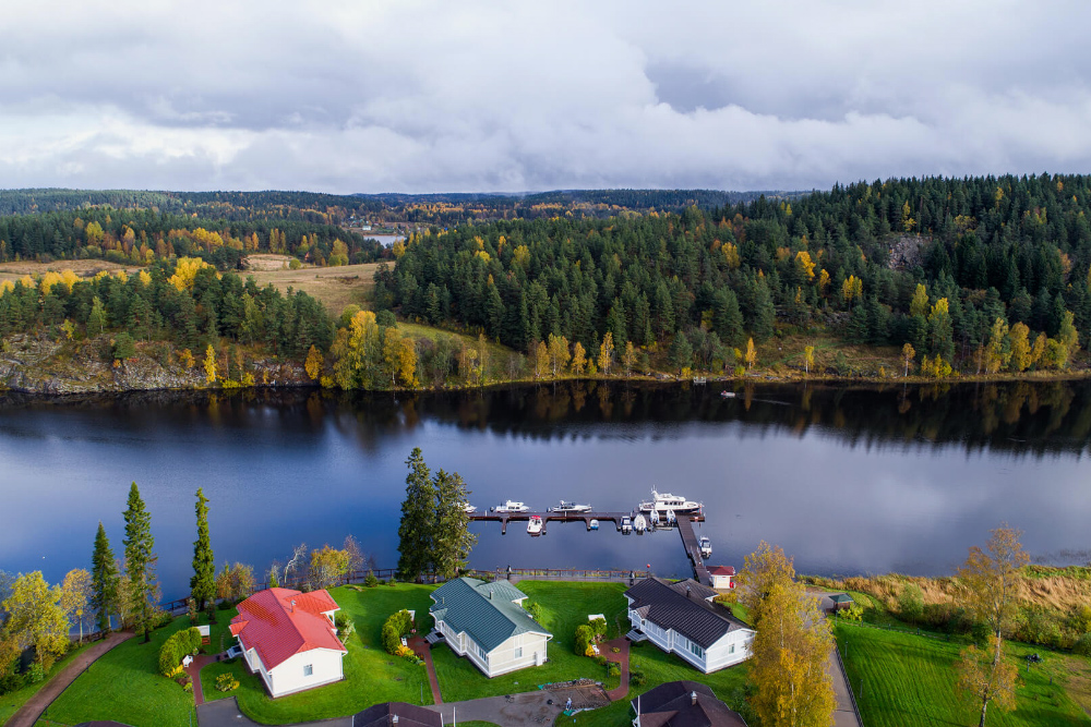 Коттеджи первой линии, вид сверху. Источник: ladoga-usadba.ru