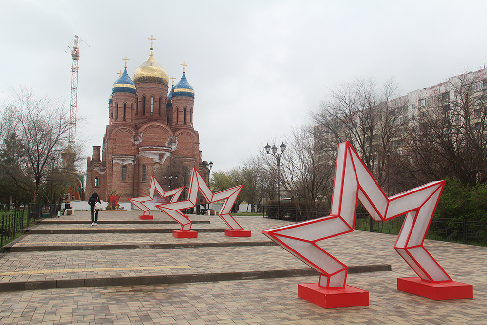 По дороге к Городу шахмат я зашел в парк Победы. Там есть несколько хороших детских площадок, скейт⁠-⁠парк, кинотеатр, прогулочные зоны и скамейки. Собор Кирилла и Мефодия в апреле 2021 года еще не достроили