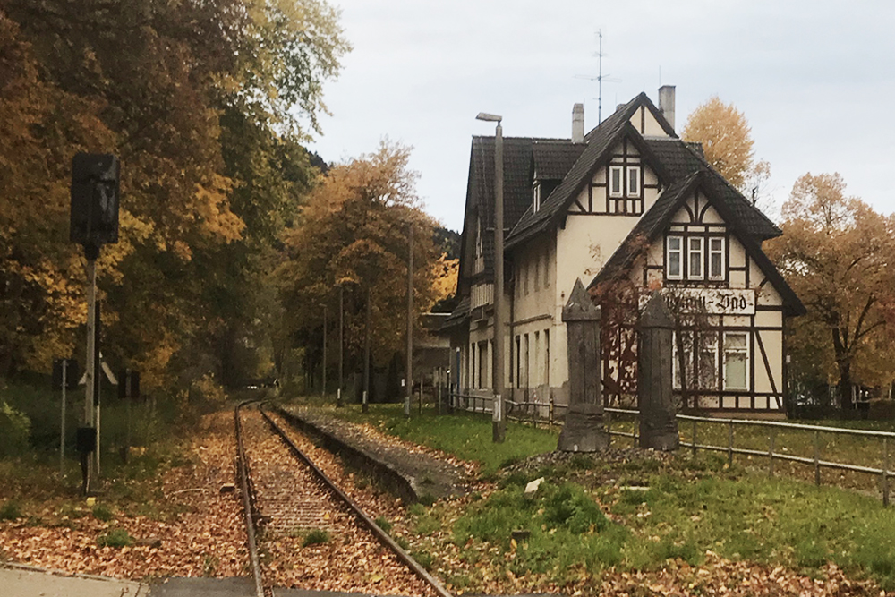 Железнодорожная станция Ilmenau Bad. Она сейчас не работает, но там есть ресторан. Поезда приходят на две другие станции