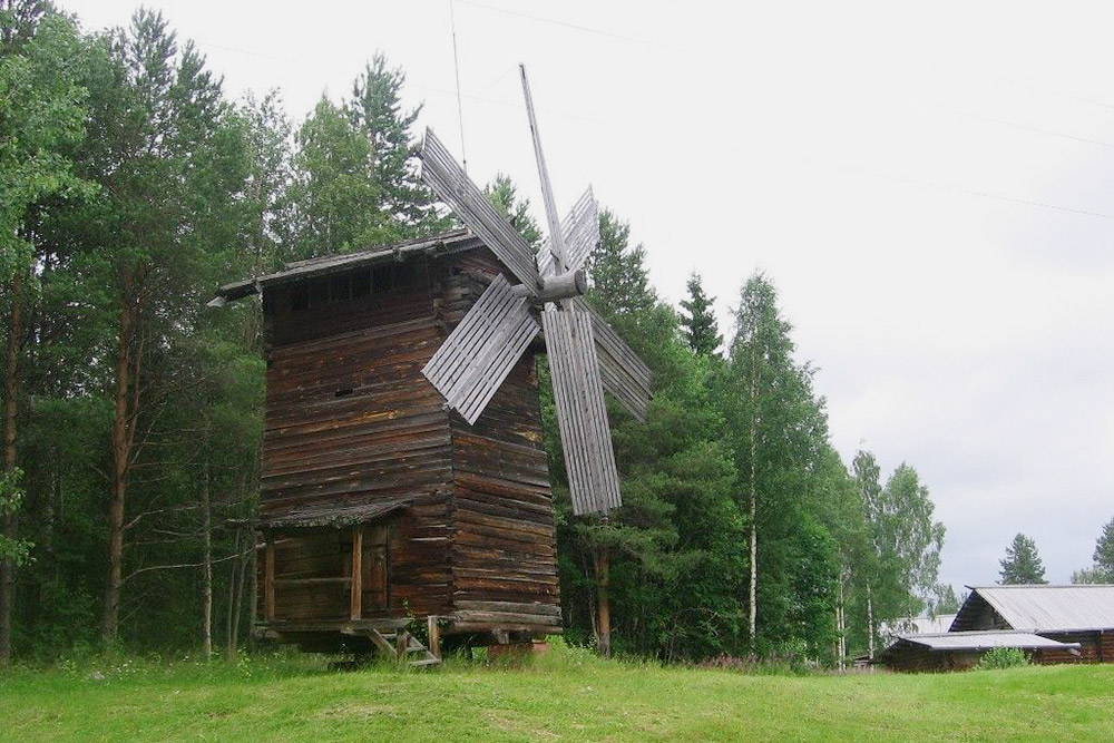 Среди экспонатов есть вот такая деревянная мельница