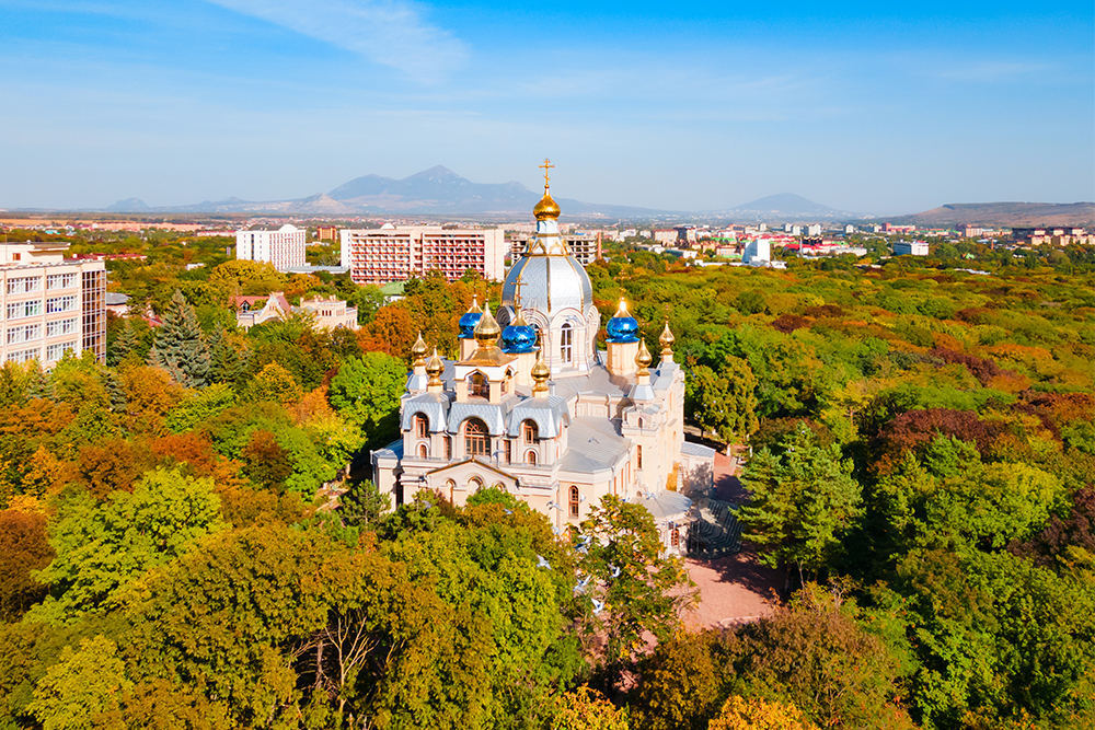 Внутри храма хранится частица мощей Преподобного Серафима Саровского. Фото: saiko3p / Shutterstock