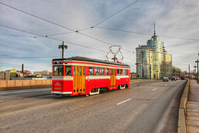 Ретротрамвай проезжает через шесть мостов. Источник: getmuseum.ru