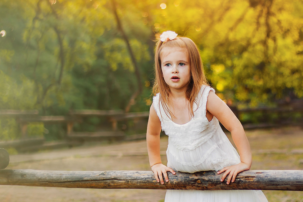 Еще одна фотография с эффектом боке, которую я сделала с помощью Кэнона 50 mm f/1.8. Я открыла диафрагму до максимума, в результате в кадре осталась четкой лишь маленькая плоскость, где расположилась модель. Кстати, съемка с открытой диафрагмой требует навыков: автофокус может промахиваться, минимального колебания рук достаточно, чтобы все испортить