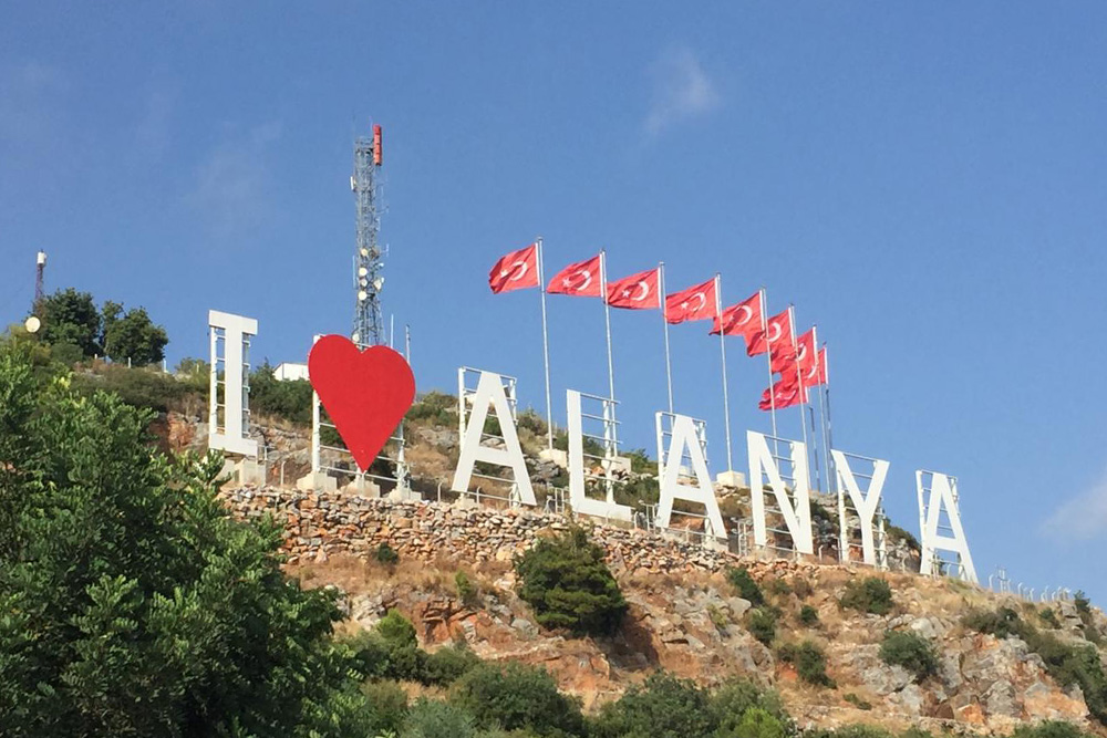 Так выглядят буквы I love Alanya вблизи