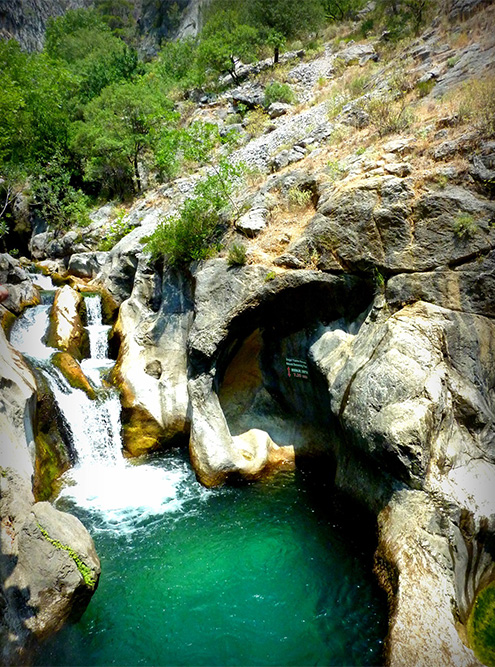 В каждом месте для купания указана глубина и температура воды