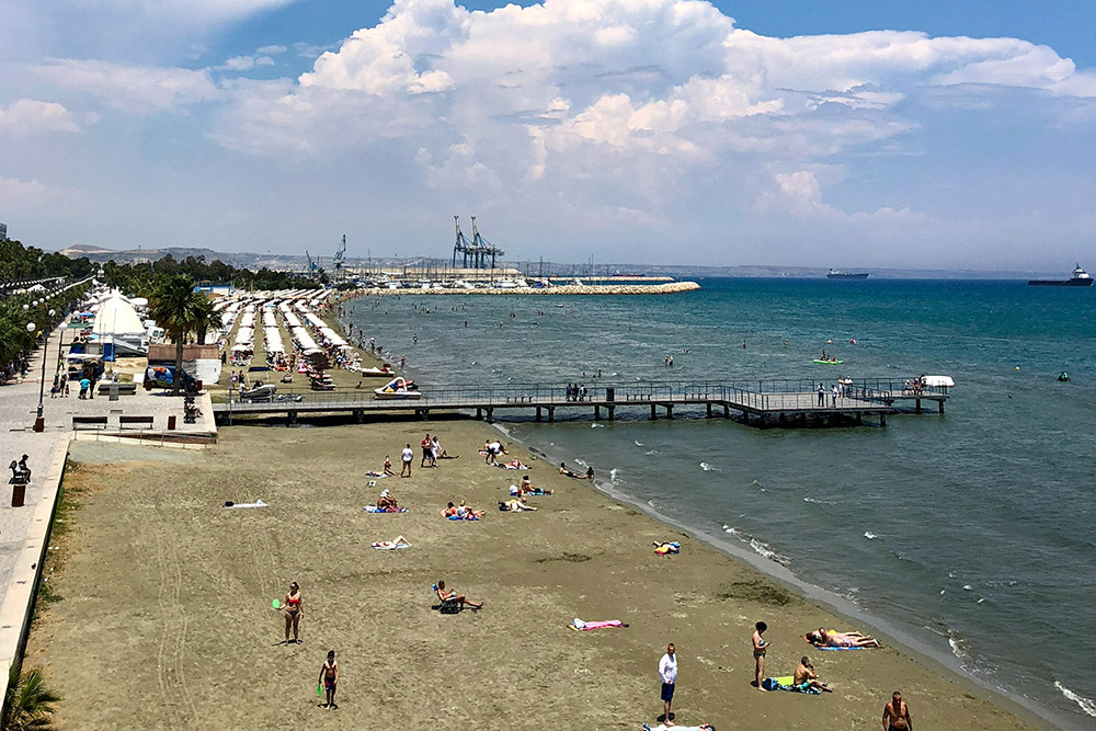 Вид на пляж Финикудес из Ларнакского замка. На заднем плане — порт