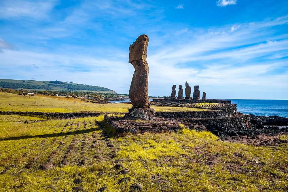 Церемониальный постамент Аху Тахаи. Источник: Daboost / Shutterstock