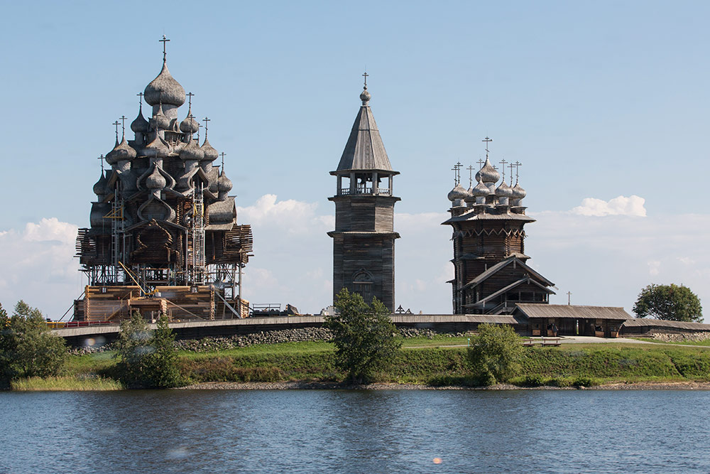 Когда нижние срубы храма реставрировали, казалось, что он парит в воздухе