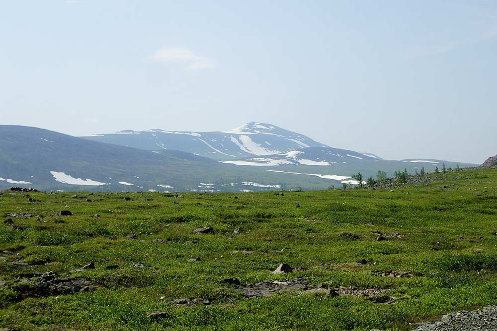 В июле в горах все еще лежит снег