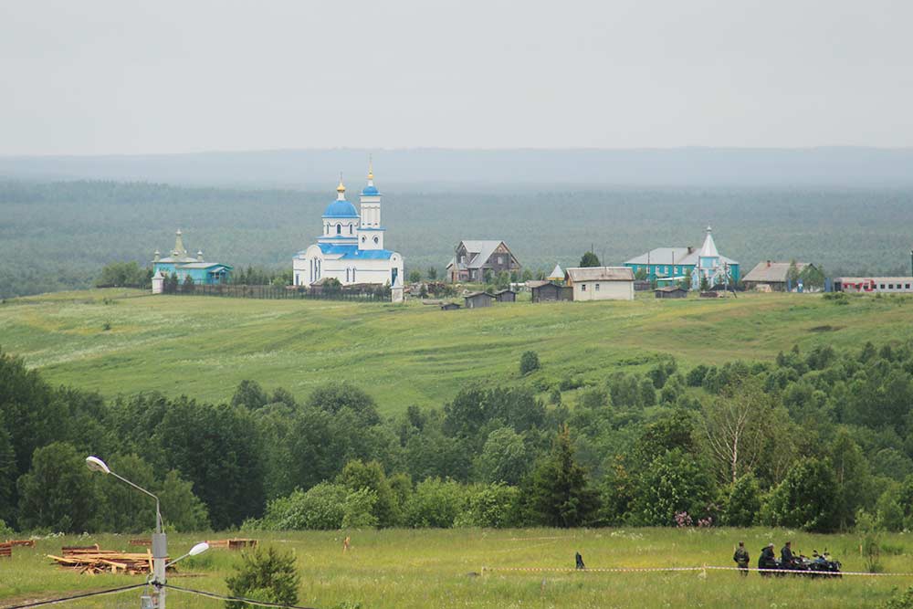 Вид на село Ыб из этнопарка. Здание с синей крышей — Серафимовский женский монастырь