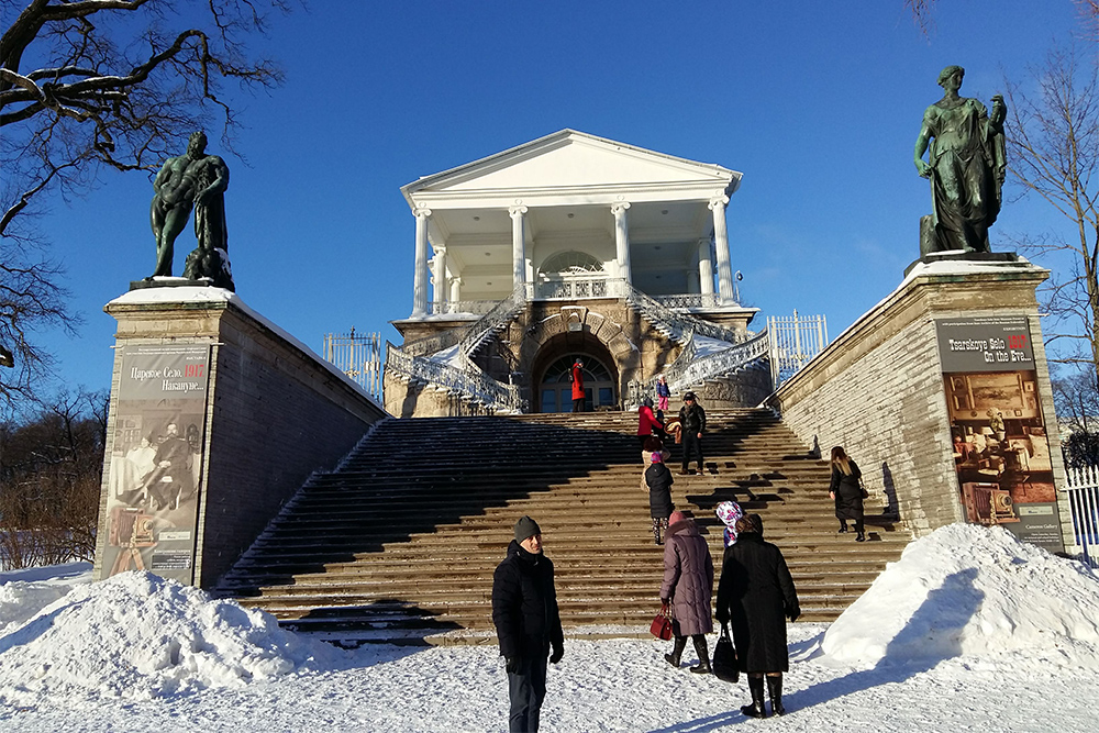 На Камероновой галерее слева стоит Геркулес, справа — Флора. Раньше к статуям можно было подойти сзади. Теперь все закрыто решетками