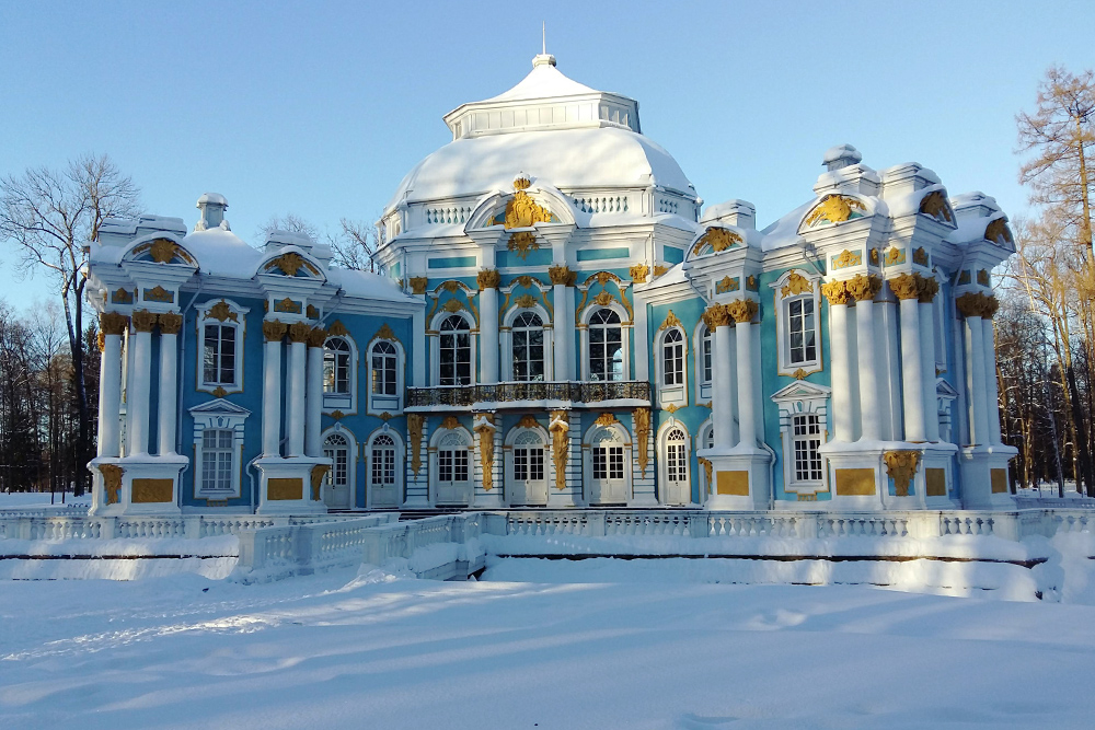 Павильон Эрмитаж в Екатерининском парке. Обычно с этим словом ассоциируется музей в Санкт‑Петербурге, но в переводе с французского hermitage означает «хижина отшельника». Эрмитаж в Пушкине — это скромный домик, где владелец мог уединиться с друзьями и весело провести время