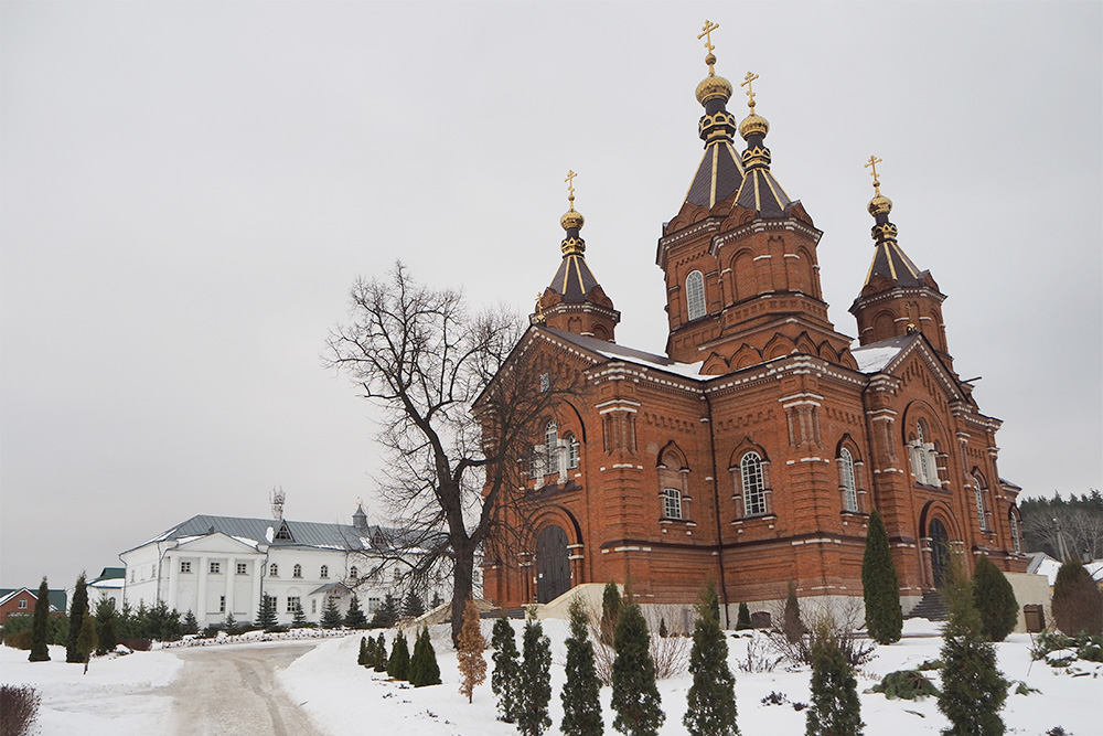 Еще один действующий монастырь в Задонске — Богородице-Тихоновская женская обитель. На ее территории расположен святой источник в честь иконы Божией Матери