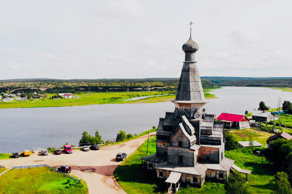 Сразу на въезде в деревню можно видеть такую красоту