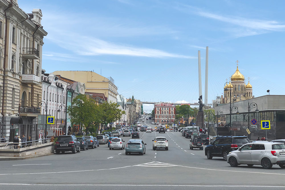 Вид на недостроенный собор и Золотой мост. Во Владивостоке большинство машин праворульные — это отличительная черта края