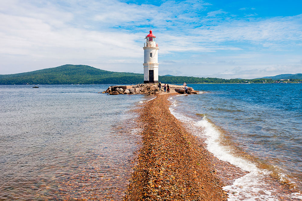 Когда на море шторм или прилив, дорожка исчезает. Фото: saiko3p / Shutterstock