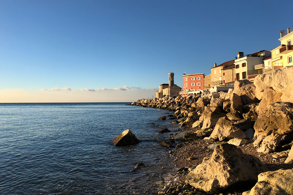 На побережье зима не отличается от лета, только купаться холодно