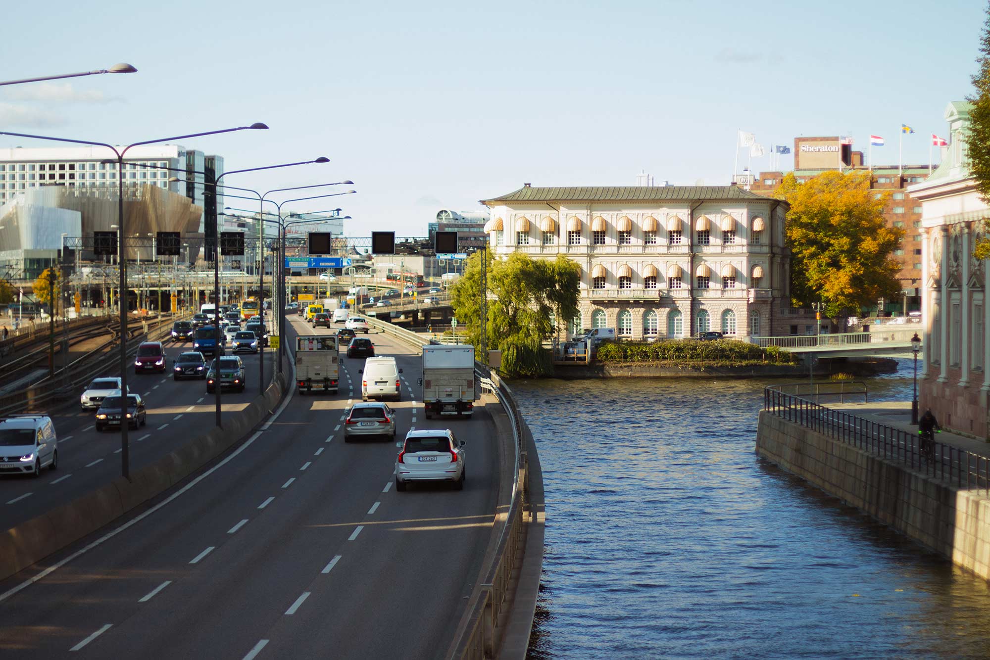 В городах на машине ездить невыгодно: сложно найти парковку