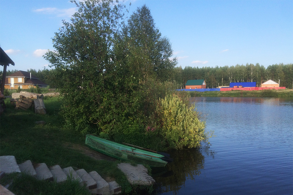 Типичная заимка — это один или несколько туристических домиков возле водоема