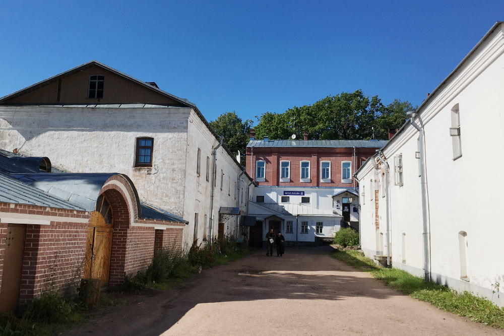 Внутренний двор за стенами собора. Впереди почта и пекарня