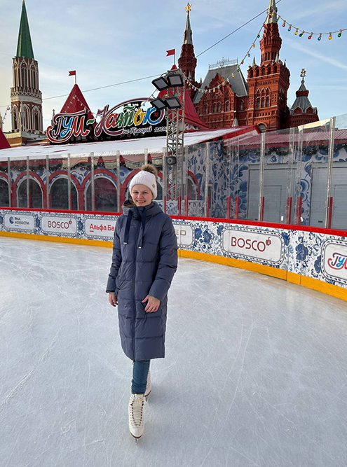 В прошедшем сезоне на «Гум⁠-⁠катке» в утренние часы в будни устраивали бесплатные сеансы. Я иногда приходила туда покататься и заодно сделать красивые фото