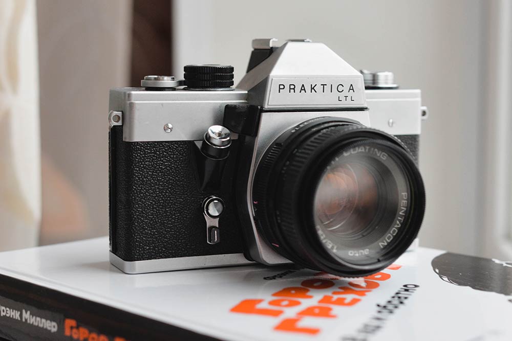 Praktica LTL сделана в ГДР в 1978 году. Очень нравится качество снимков. Купила на «Авито» за 4700 ₽, хотя обычно такие камеры стоят около 7000 ₽. Низкая цена обоснована тем, что пришлось повозиться с объективом