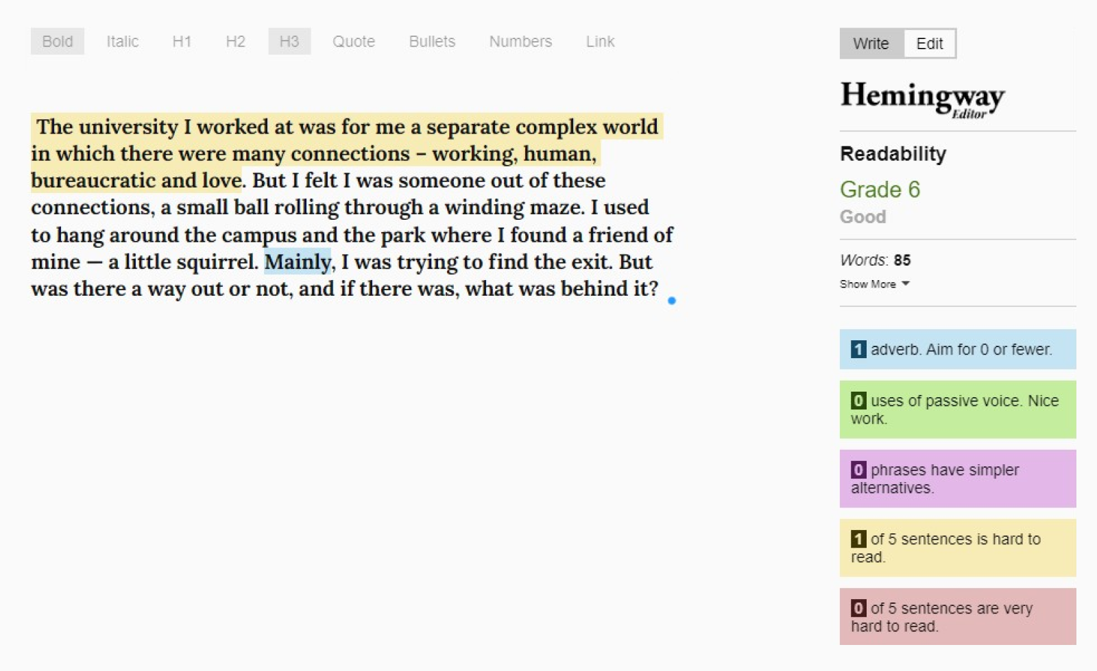В Hemingway Editor предложения по улучшению текста выделяются цветом. Сложные предложения окрашиваются в бежевый, очень сложные — в красный. Источник: hemingwayapp.com