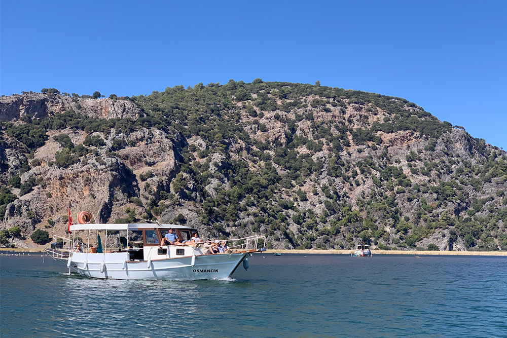 У пляжа речная вода смешивается с морской, и ее уже не отличить по цвету