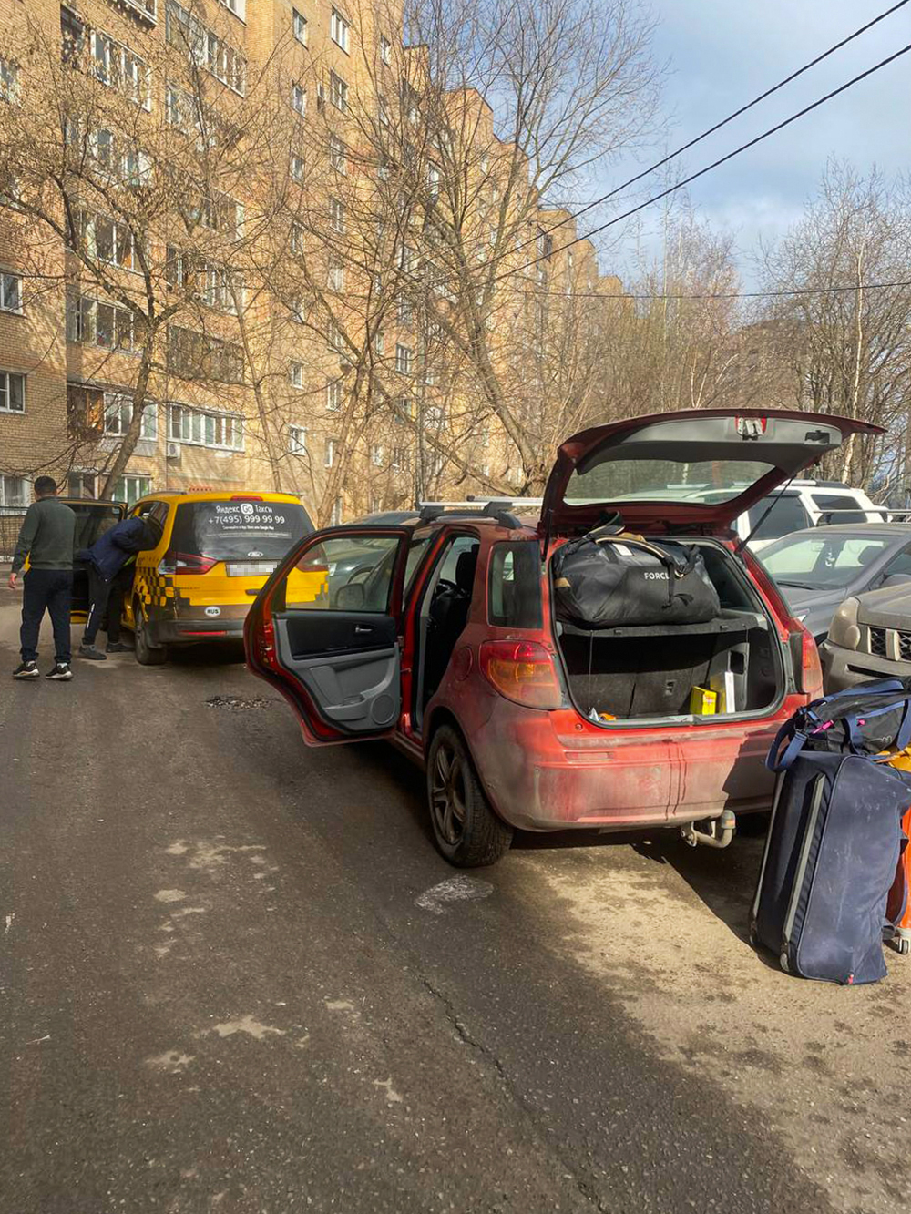 Перекидываем наши вещи из такси из аэропорта в свою машину, чтобы ехать на границу