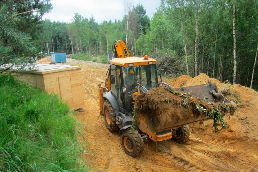 Восьмитонный погрузчик JCB ровняет площадку под будущий дом