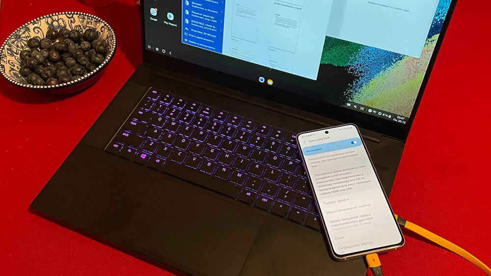 На экране ноутбука запущен рабочий стол смартфона — в обычной жизни не очень нужно, но изредка может быть полезно