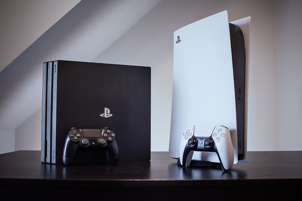 PlayStation 4 и 5. Источник: Mohsen Vaziri / Shutterstock / FOTODOM