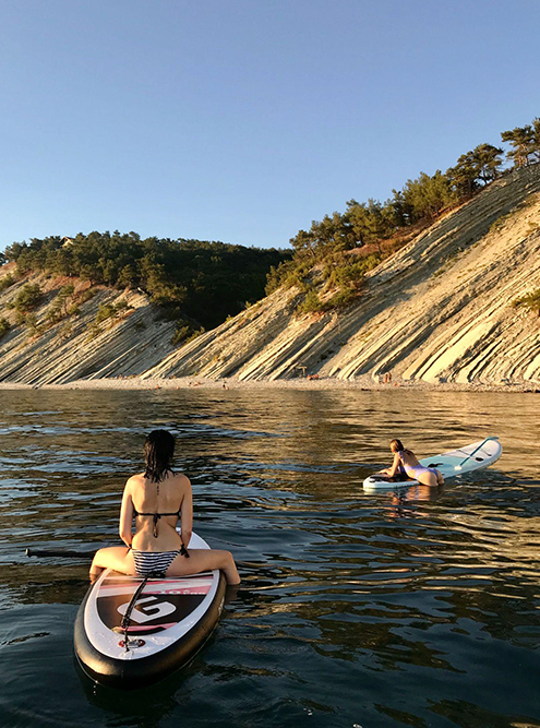 Фотосъемкой занимается инструктор во время остановки на купание в какой⁠-⁠нибудь живописной локации