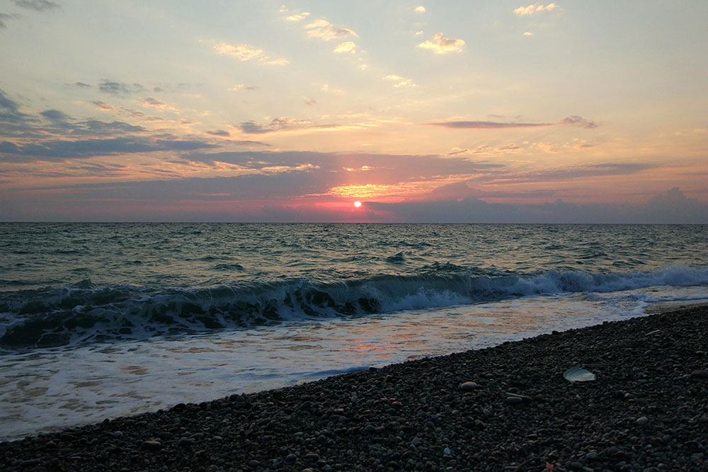 Закат на Черном море в Кобулети. Пляжи галечные, как и в Батуми