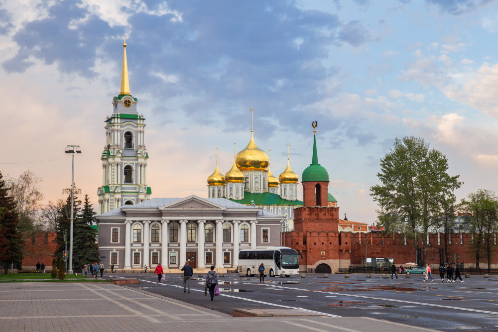 В центре кремля находится пятиглавый Свято-Успенский собор 18 века с 70⁠-⁠метровой колокольней. Фотография: Yulia_B / Shutterstock / FOTODOM