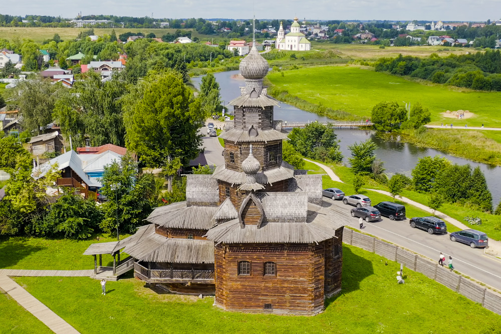 Музей деревянного зодчества на берегу Каменки. Источник: Фотография: Mikhail Starodubov / Shutterstock / FOTODOM