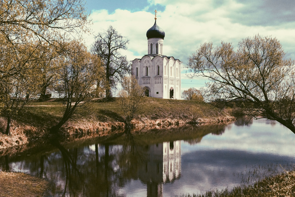 Церковь Покрова на Нерли расположена на заливных лугах неподалеку от слияния рек Нерли и Клязьмы. Она находится под охраной Юнеско