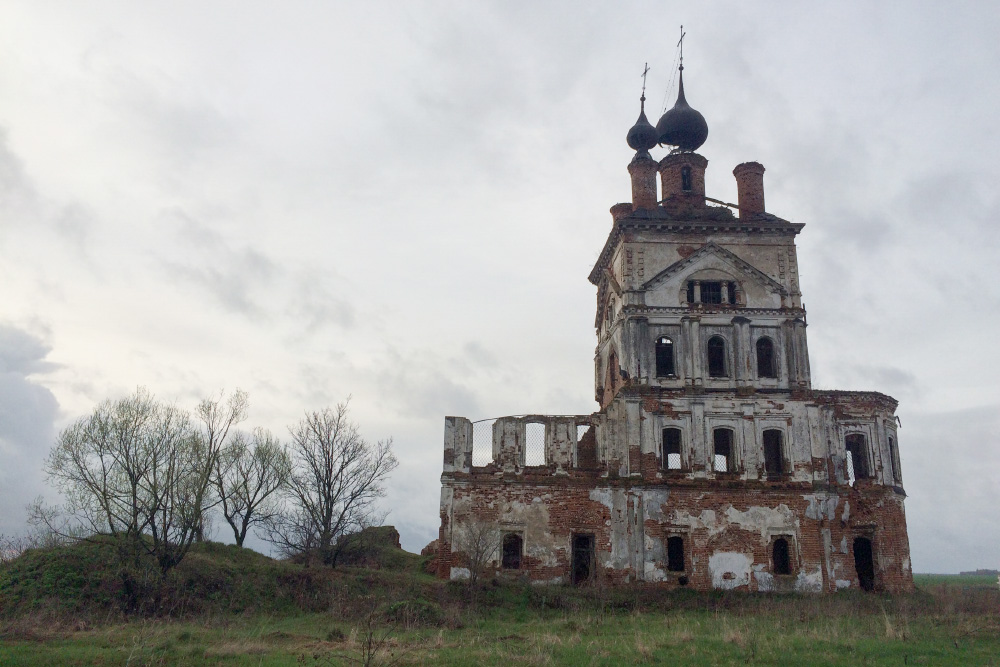 Церковь Троицы Живоначальной построили в 1769 году. Она до сих пор гармонично вписывается в ландшафт