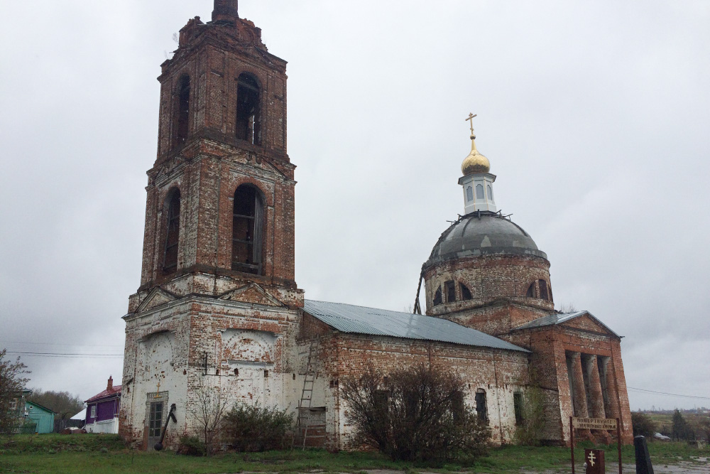 Каменную двухэтажную церковь Воскресения Христова построили в 1743 году, и сегодня в ней зарегистрирован приход