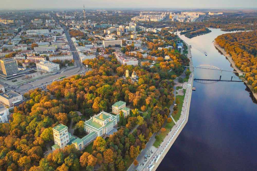 Гомельский дворцово-парковый ансамбль и река Сож. В советское время с пристани отправлялись теплоходы, которые за 3 часа доставляли пассажиров до Киева. Сейчас по реке ходит только туристический кораблик