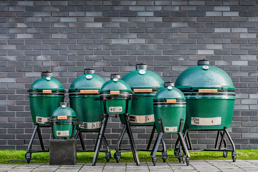 Это угольный гриль-яйцо Big Green Egg, вы наверняка его встречали в американских сериалах или фильмах. Угольные и электрические грили мы тоже продавали, чтобы охватить больше категорий покупателей