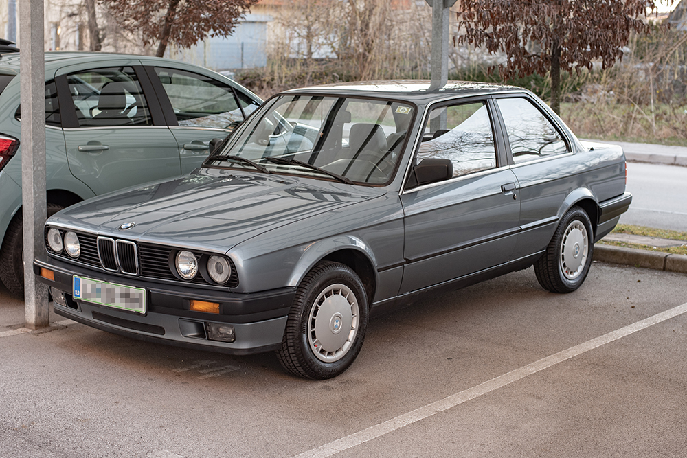 БМВ 3 E30 — классический немецкий заднеприводный автомобиль. Фото: Rudiecast / Shutterstock