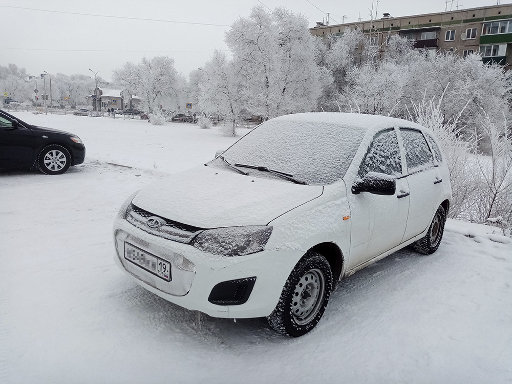 Пример обзорной фотографии реального автомобиля. Виден сам автомобиль, читается его госномер