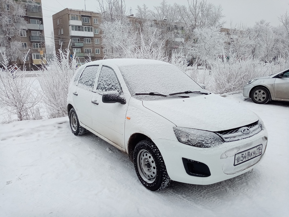 Пример обзорной фотографии реального автомобиля. Виден сам автомобиль, читается его госномер