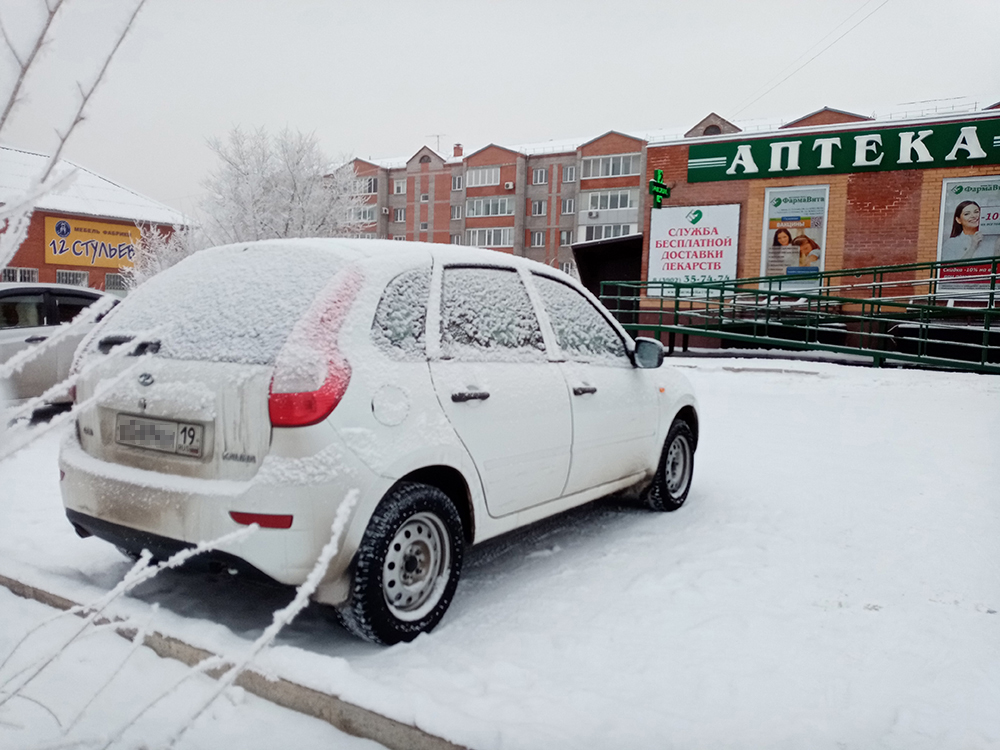 Пример обзорной фотографии реального автомобиля. Виден сам автомобиль, читается его госномер