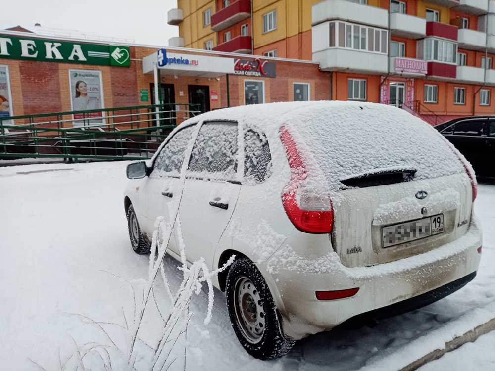 Пример обзорной фотографии реального автомобиля. Виден сам автомобиль, читается его госномер