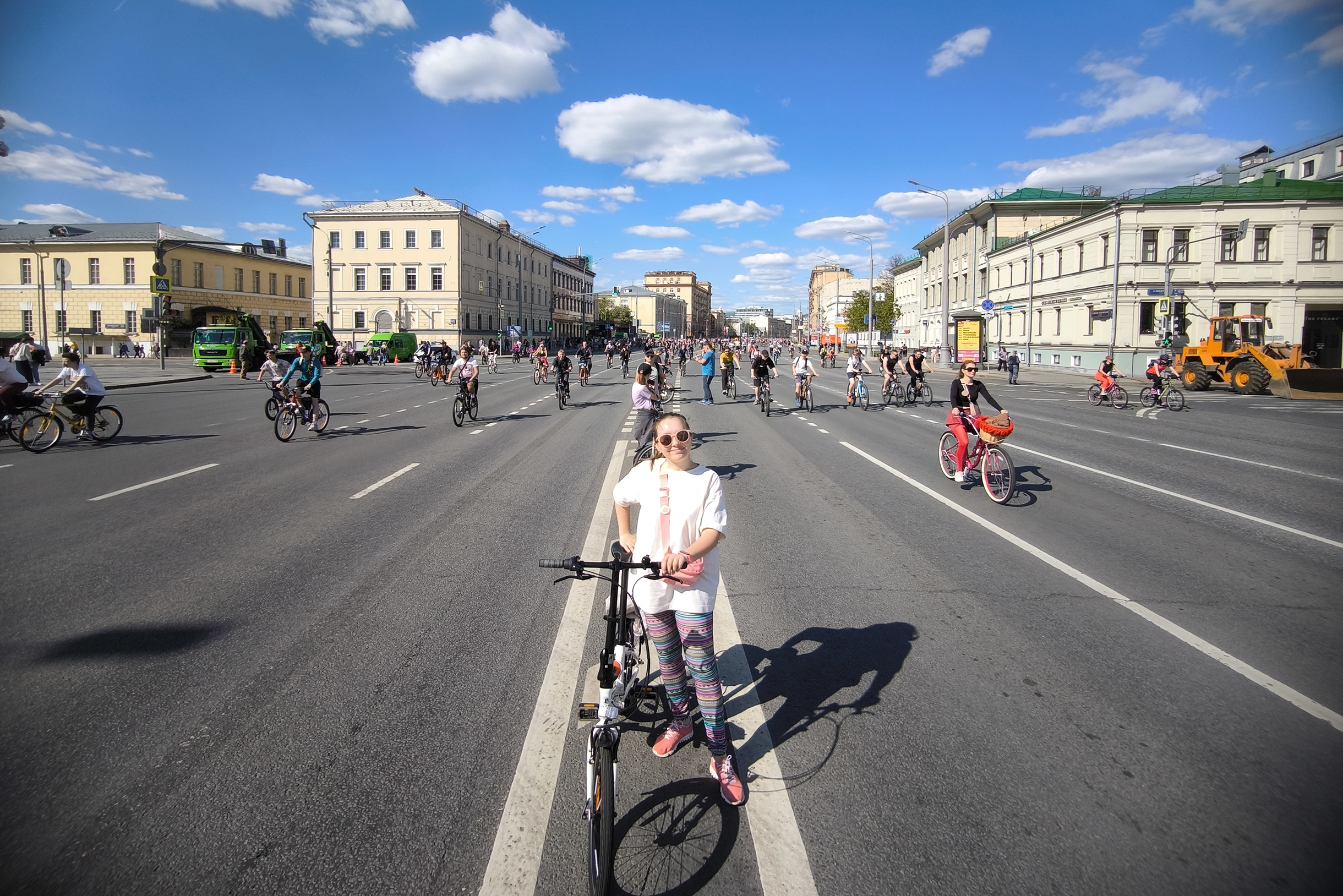 Еще на маршруте можно было встретить людей в костюме динозавра, человека-паука, велосипеды самых разных конфигураций и марок. Был участник на велосипеде с огромными колесами высотой около полутора метров, были те, кто управлял байком из положения лежа. Участвовали и совсем маленькие дети с папами и мамами. А потом были пробки на МЦК и МЦД из тех, кто ехал домой. Но это уже другая история. Хорошего все⁠-⁠таки было больше